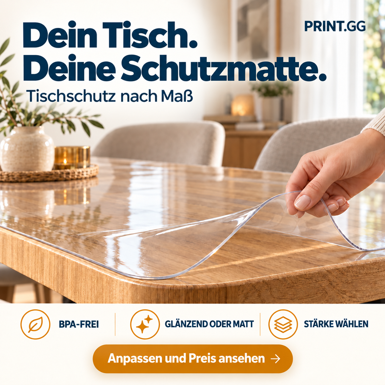 Transparente PVC-Tischschutzmatte auf einem Holztisch, glänzend und nach Maß zugeschnitten
