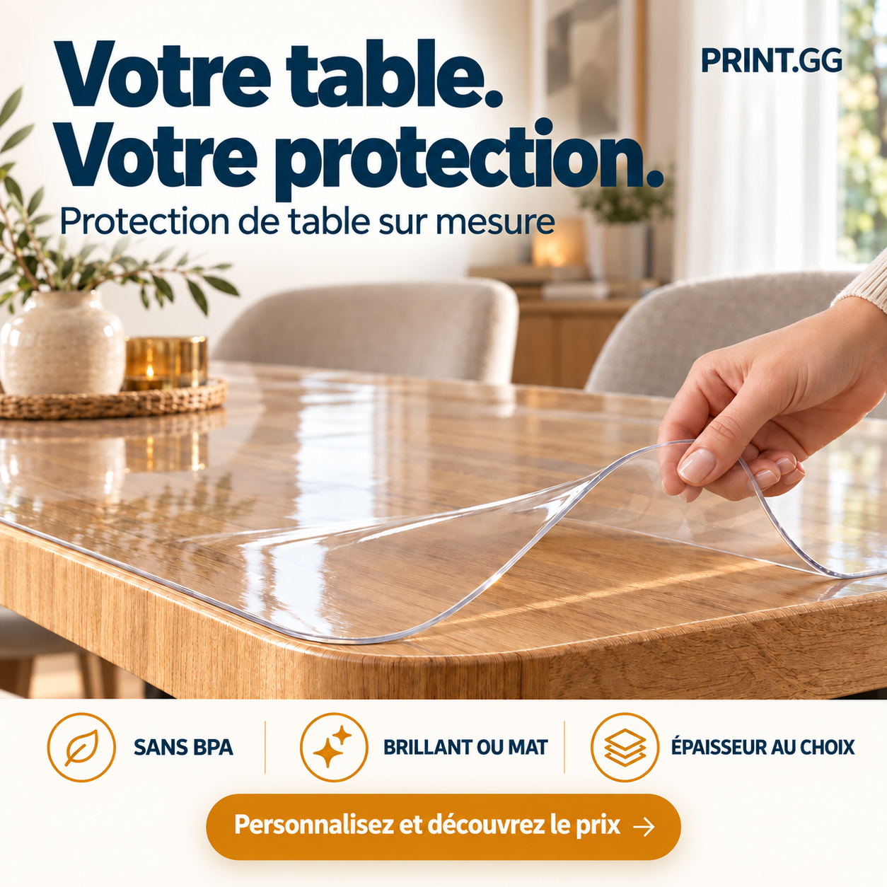 Protection transparente en PVC sur une table en bois, finition brillante et découpe sur mesure