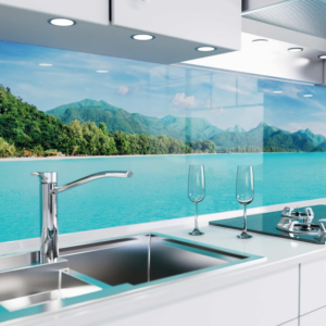 Samoprzylepna ścianka kuchenna lub łazienkowa o wyglądzie szkła